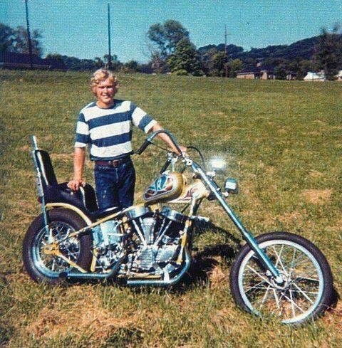 "Mi padre junto a su 56 Panhead".