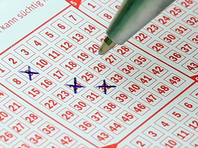 5. La cameriera di una pizzeria ha aiutato un uomo a compilare la scheda della lotteria, scegliendo per lui i numeri. L'uomo l'ha ricompensata con 3000$, la metà della cifra totale vinta.