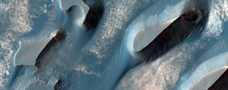 11. Terres stratifiées et relief de Melas Chasma.