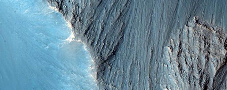 2. Die steilen Klippen von Hebes Chasma.