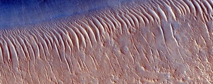 3. I confini di un altopiano nei pressi di Idaeus Fossae.