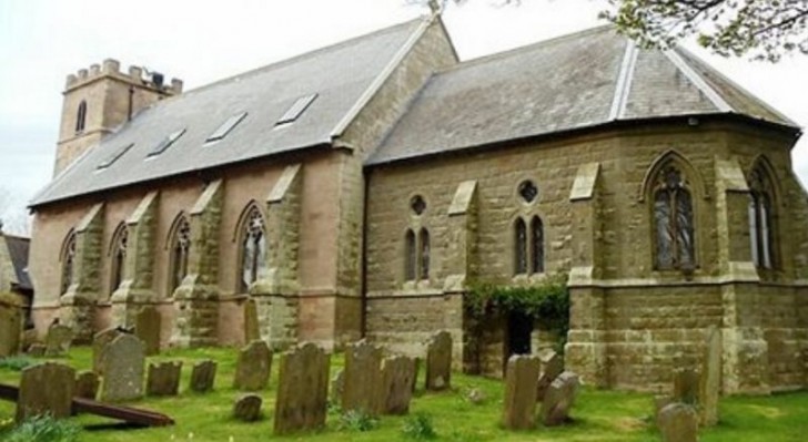 Vue de l'extérieur, la structure ressemble encore à une typique église anglaise.