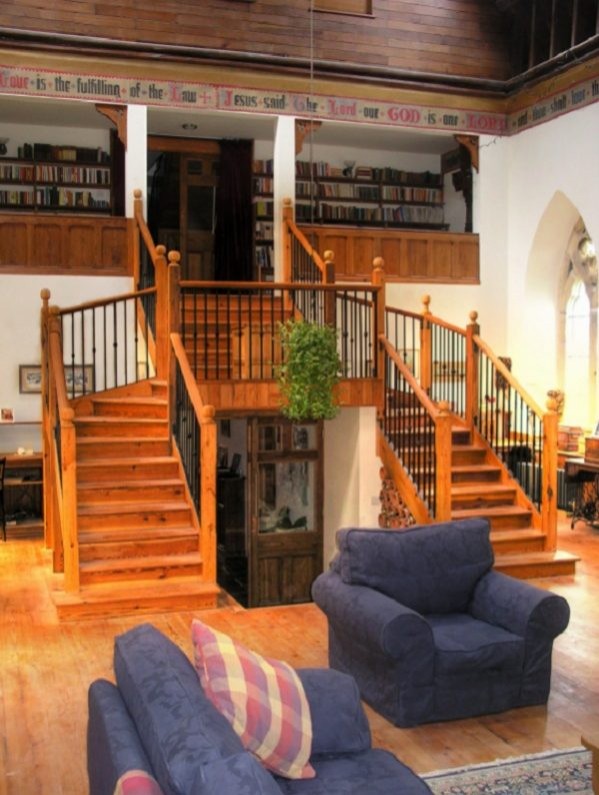 Beginnen wir mit dem Wohnzimmer: Ein Raum mit Holzdecke, farbigen Fenstern, Fußbodenheizung aus Pinienparkett...