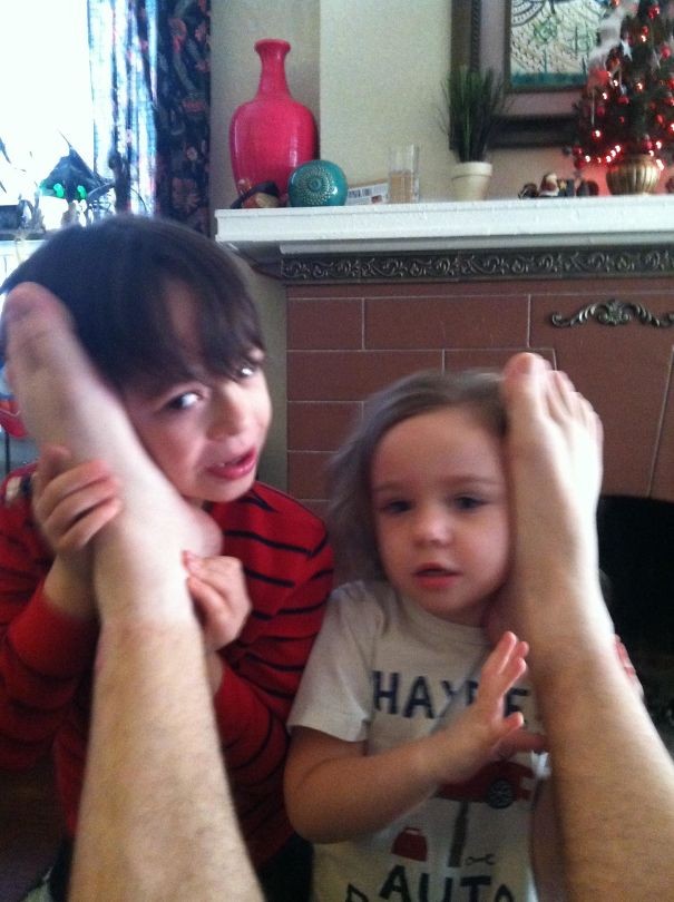 Les enfants la harcelaient sur l'arrivée du Père Noël: cette mère y a remédié en leur disant qu'ils pouvaient lui parler en se servant des pieds de leur père comme d'un téléphone!