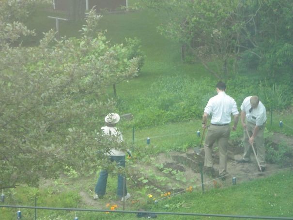 Zwei Mormonen klopften an die Tür, um mit meiner Mutter zu sprechen: Sie hat sie reingelassen, aber sie nicht ohne zu arbeiten gehen lassen!