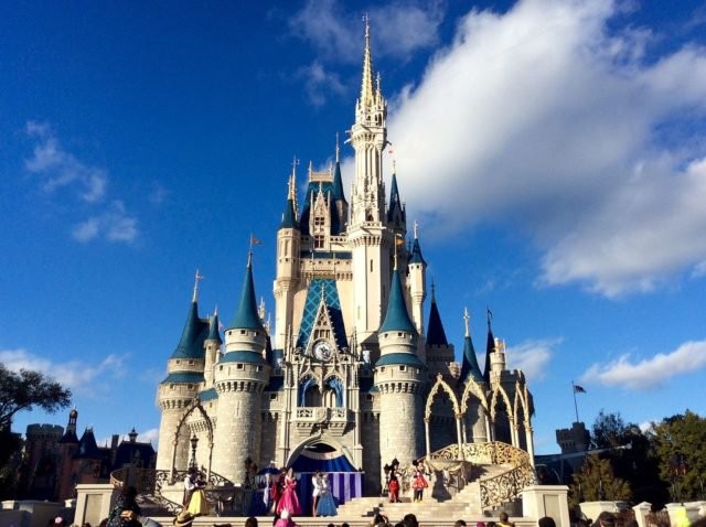 In het attractiepark Magic Kingdom (Magisch Koninkrijk) in Orlando staat het indrukwekkende kasteel van Assepoester