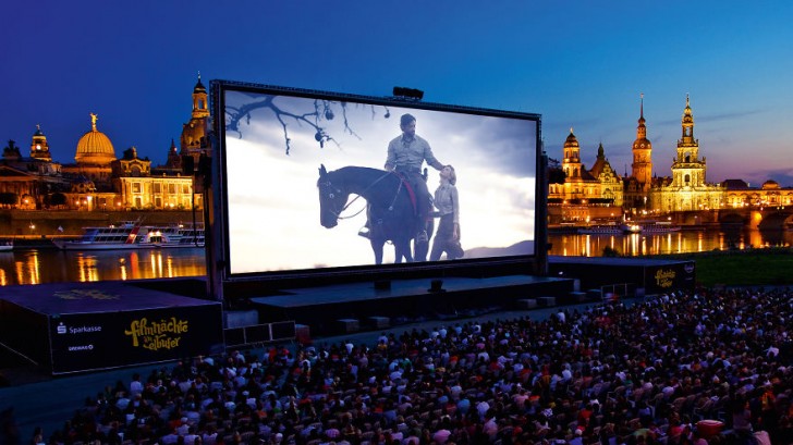 Een maxischerm geplaatst voor het evenement "Nachten in de bioscoop aan de oevers van de Elbe" (Dresden)