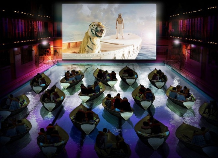 Deze gelukkige toeschouwers hebben de gelegenheid om de film "Life of Pi" in het zwembad van het sportcomplex Pailleron te bekijken.