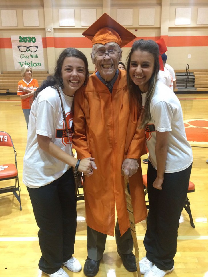 This elderly man could not finish high school because of World War II but, now, he has completed his studies and received his diploma ...