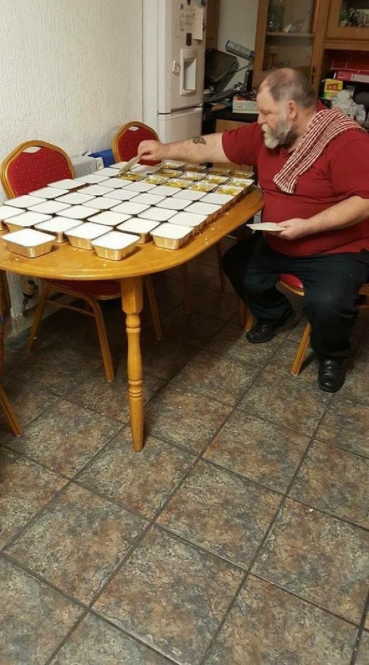 This Irish man prepares 50 meals for the homeless every evening. Moreover, he takes care of all the expenses, despite his very small pension.