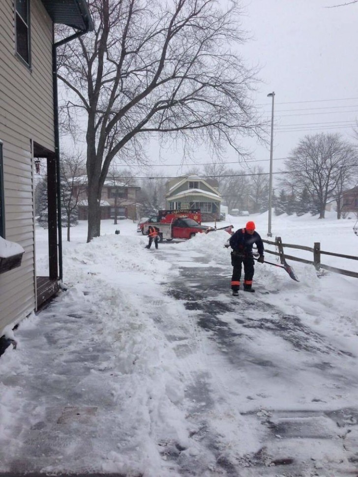 Un hombre anciano ha sufrido un ataque al corazon mientras intentaba sacar el hielo de la calle frente a su casa: los paramedicos lo llevaron al hospital y regresaron para sacar con la pala el hielo por èl.