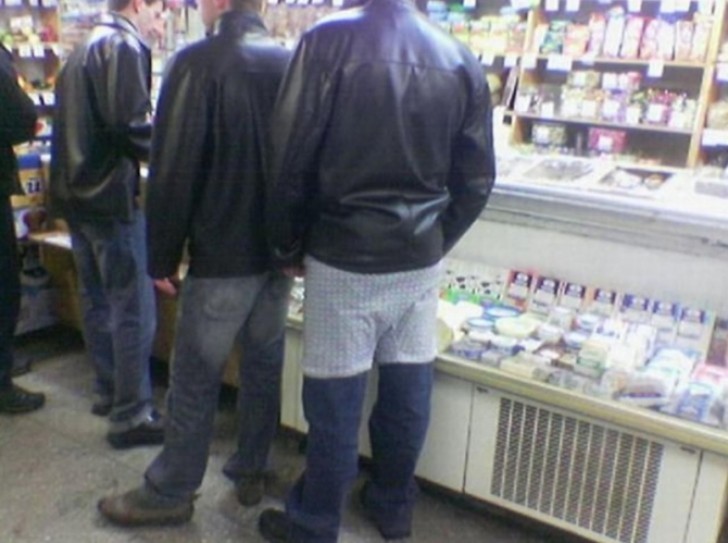 Dieser Mann ist aufgestanden und hat sich eine Boxershorts über die Jeans gezogen: Was soll man dazu noch sagen?