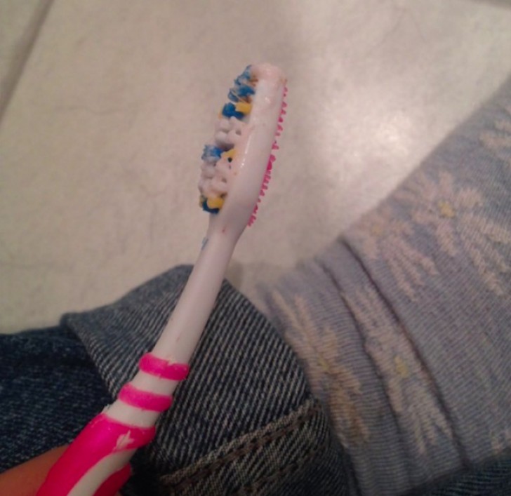 I hämnd skar den här lillasystern hennes systers tandborste.