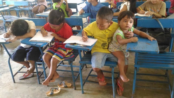 En un pequeño pais rural de las Filipinas, un niño ha llegado junto a la hermanita mas pequeña: "La he llevado conmigo porque no queria ausentarme de la escuela".