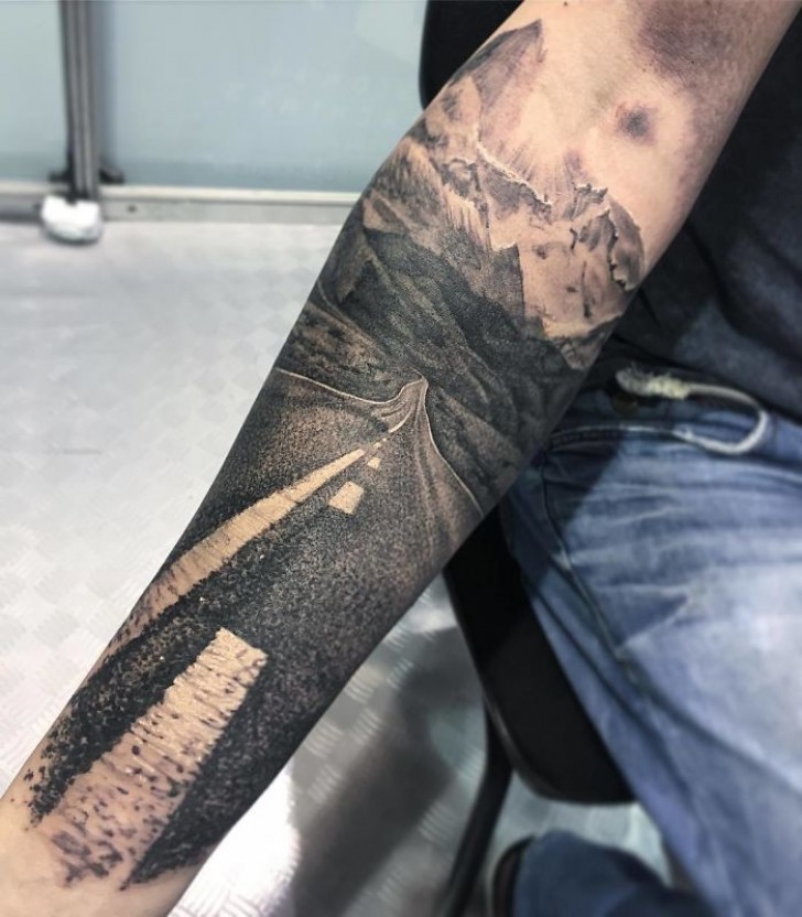 Deze man heeft vast de tattoo laten zetten van wat hij als de reis van zijn leven beschouwt.