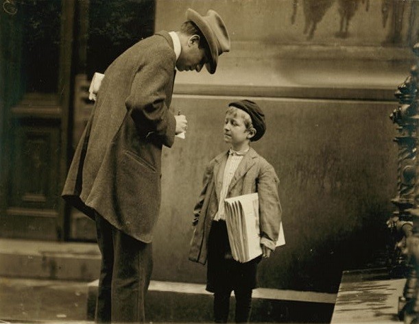 Michael McNelis, di 8 anni, vende giornali per le strade di Philadelphia dopo essersi ripreso dal suo secondo episodio di polmonite.