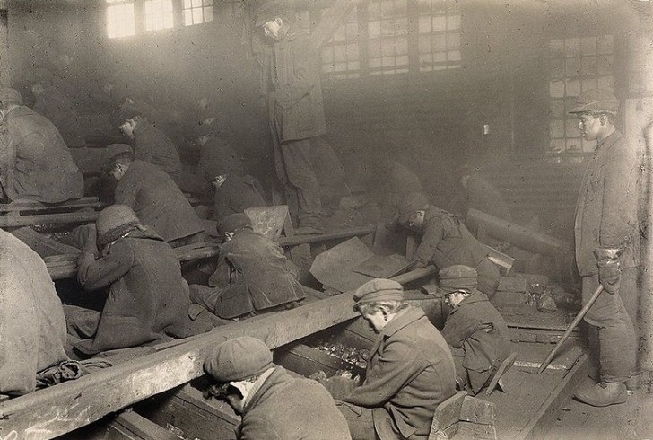 De "Breaker Boys" in Pennsylvania, minderjarigen aan het werk in de mijnen in 1912.