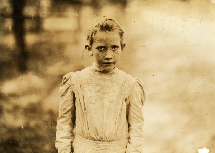 Een meisje dat werkt in een conservenfabriek. Foto uit 1911.