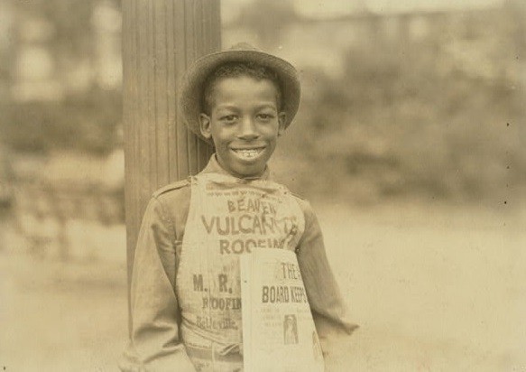 Roland, 11 Jahre, verkauft Zeitungen in New Jersey. Das Foto wurde am 1. August 1924 aufgenommen.
