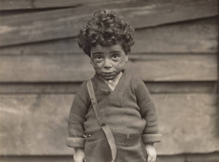 Un bambino delle cosiddette "colonie d'insediamento urbano" (Hull House) - Chicago, 1910.