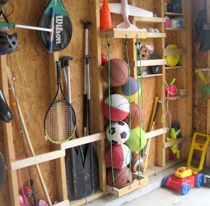 All those sports balls that crowd the garage? Keep them in order with this solution that is very easy to realize.