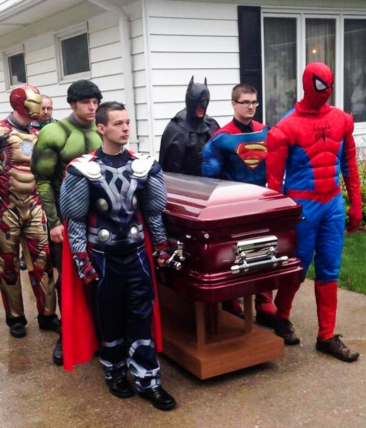Eine Familie ehrt ein Kind, das an Krebs gestorben ist. Sie tragen die Kostüme seiner liebsten Superhelden.