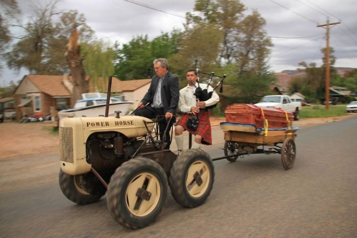 "Mein Opa wollte dass sein Sarg mit seinem geliebten Traktor transportiert wird".