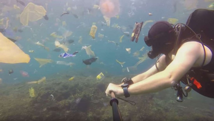 Si immerge nelle acque di Bali e si ritrova circondato dai rifiuti...