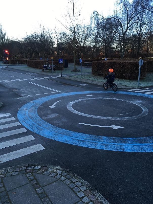 Em Copenhagen as crianças aprendem as regras de trânsito na pracinha.