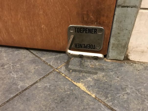 Du willst die Tür in öffentlichen Toiletten nicht mit der Hand aufmachen? In diesem Lokal kann man den Fuß benutzen!