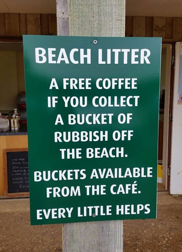 Si vous prenez l'un de ces seaux et que vous le remplissez avec les déchets laissés sur la plage, nous vous offrons un café.