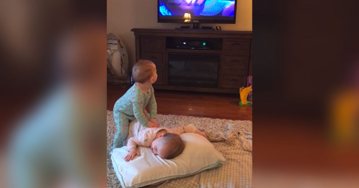 These twins are so young that they cannot even speak yet, but this has not stopped them from memorizing an entire sequence from "Frozen" their favorite animated film.