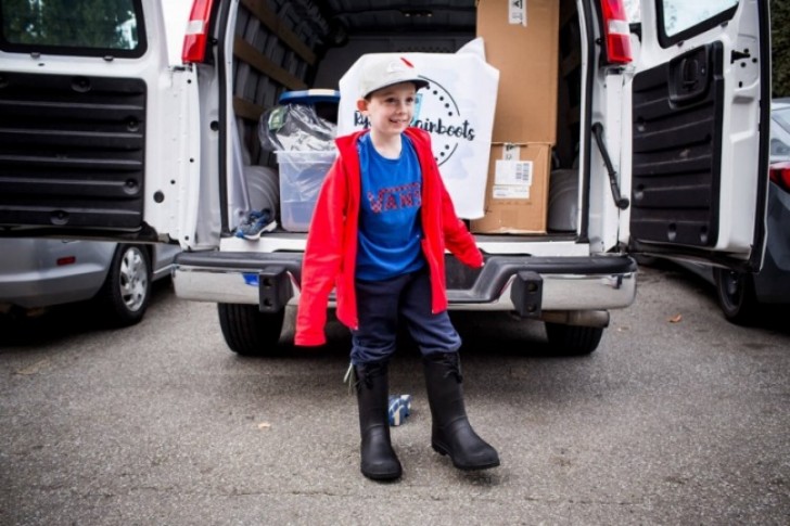 Deze jongen heeft 170 paar schoenen gegeven aan daklozen