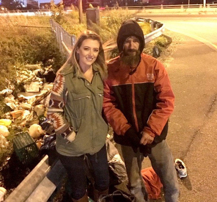 Dit meisje gaf deze dakloze die haar hielp toen ze in de penarie zat, een nieuw leven