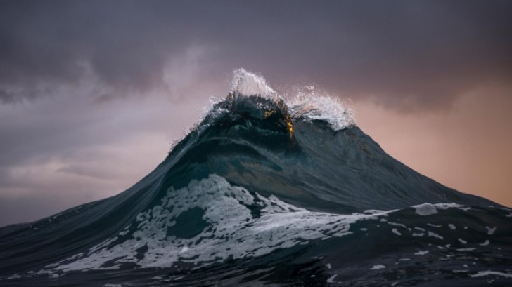Quand une vague se transforme en sommet enneigé d'une montagne.