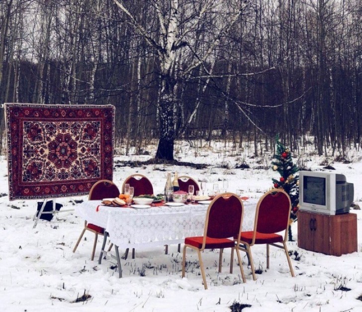 Salle à manger en extérieure d'aujourd'hui avec TV, tapisserie et... Tellement de neige!