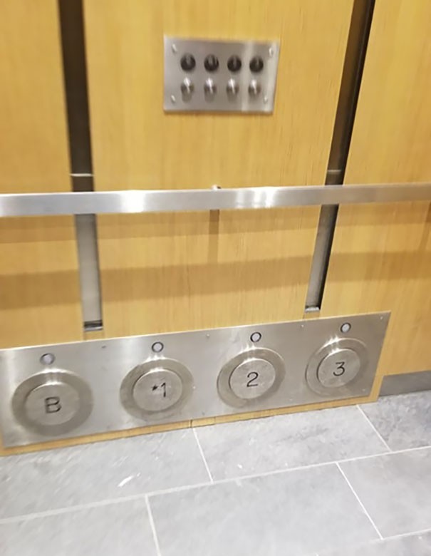 Dans cet ascenseur, les boutons peuvent également être actionnés par le bas.