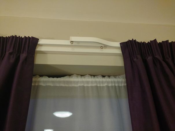 Geen vervelende lichtstralen meer: in dit hotel zijn d gordijnen slim opgehangen!