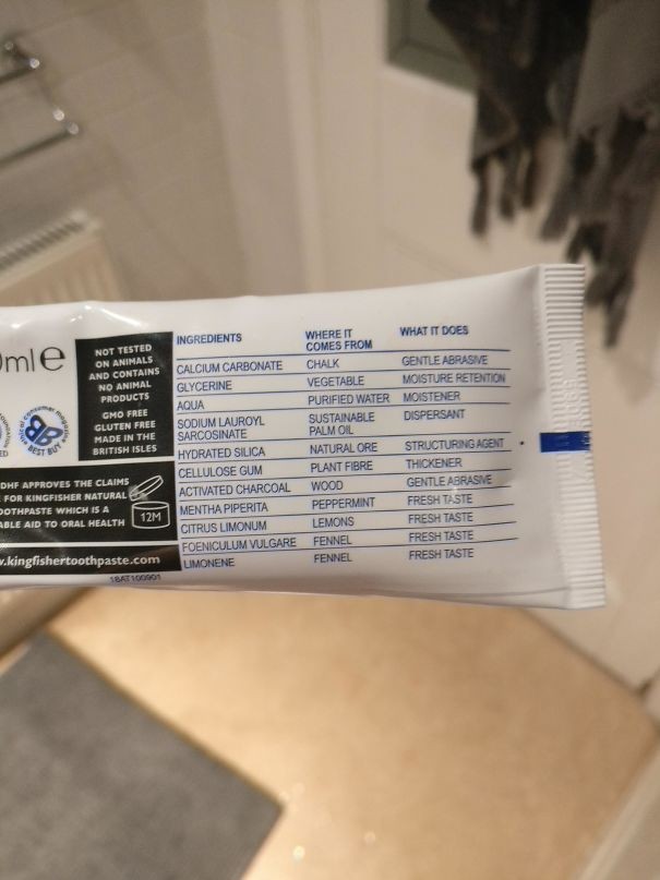 Waar bestaat tandpasta uit? Op dit label staan de herkomst en smaak van de ingrediënten verklaard.