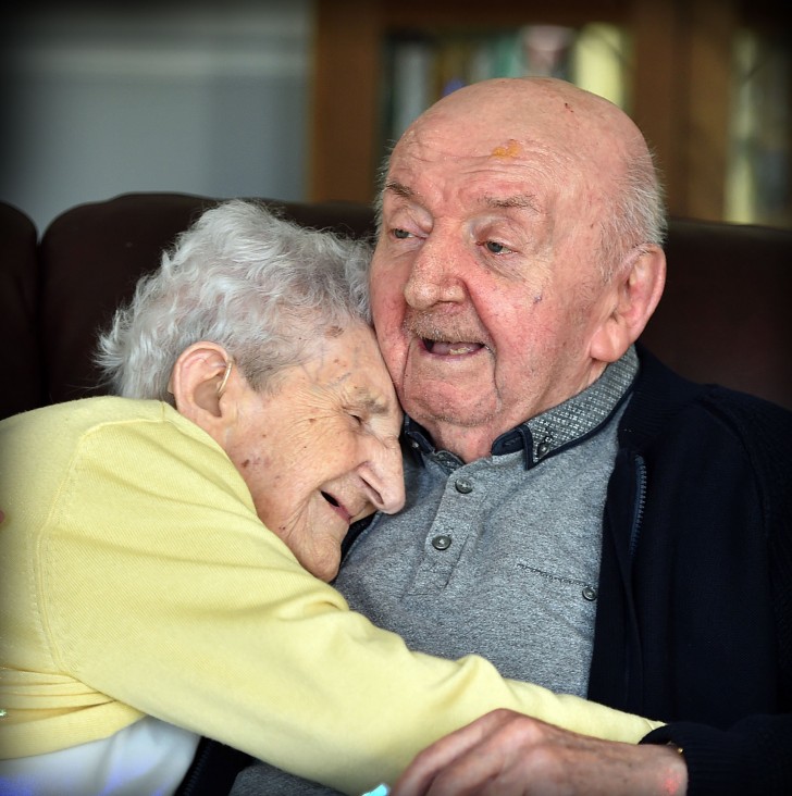 Una mama de 98 años se transfiere al geriatrico para cuidar al hijo de 80 años - 1