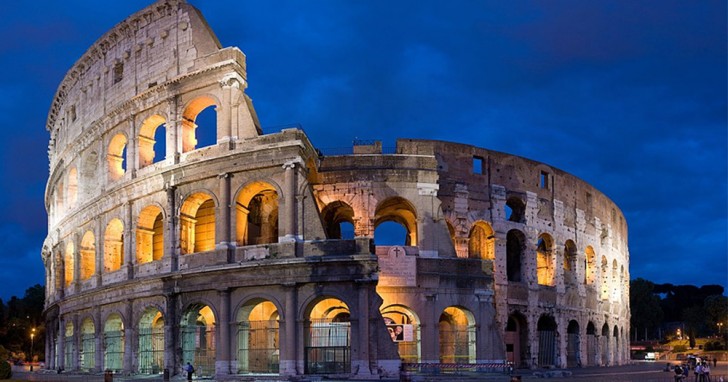 Rome is volgens de traditie gesticht door Romulus, de eerste keizer. De geschiedenis van de stad eindigt met zijn naamgenoot Romulus Augustus, de laatste keizer van het West-Romeinse Rijk.