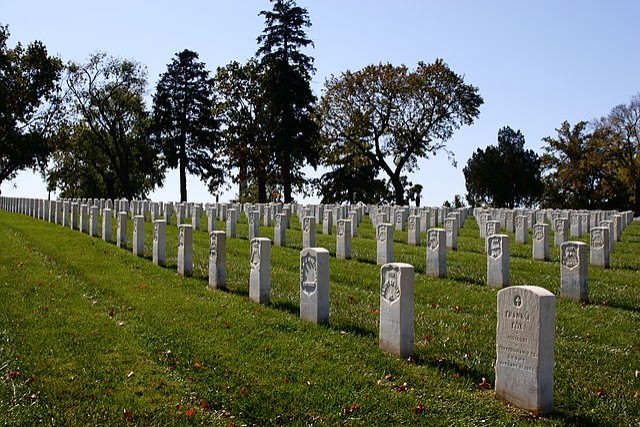 De grafsteen van de eerste Engelse soldaat die stierf in de Eerste Wereldoorlog en de laatste bevinden zich toevallig tegenover elkaar op zes meter afstand.