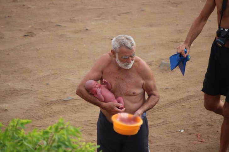 As pessoas que estavam na praia disseram que o parto foi planejado assim.