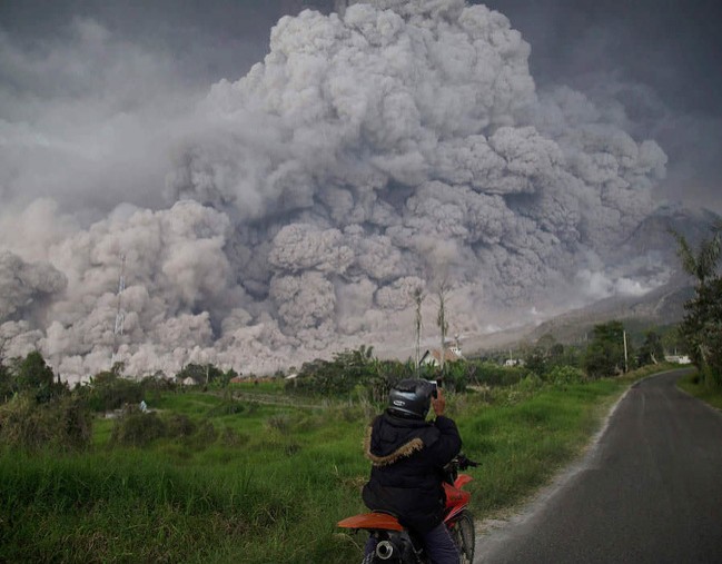 Staubwolke während des Ausbruchs des Sinabung in Indonesien.