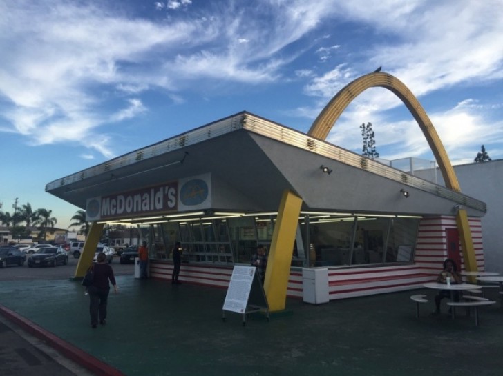 McDonalds är det enda företag som har införlivat den berömda logotypen i den arkitektoniska strukturen.
