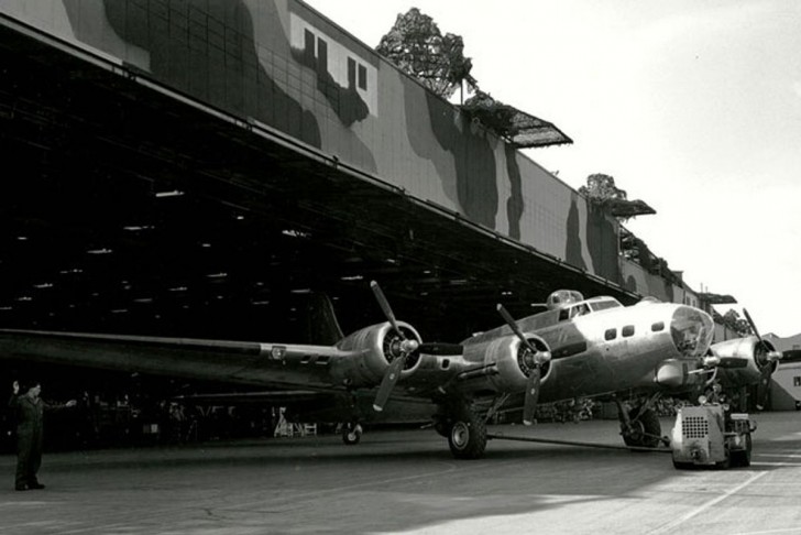Durante il secondo conflitto mondiale le forze aeree statunitensi, per le campagne di bombardamento strategico dei bersagli industriali tedeschi, ricorrevano principalmente ai bombardieri "fortezza volante" B-17.