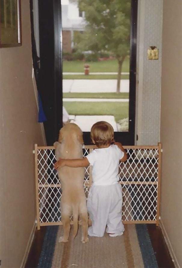 15. Twee kleine nieuwsgierige aagjes - Foto uit 1988.