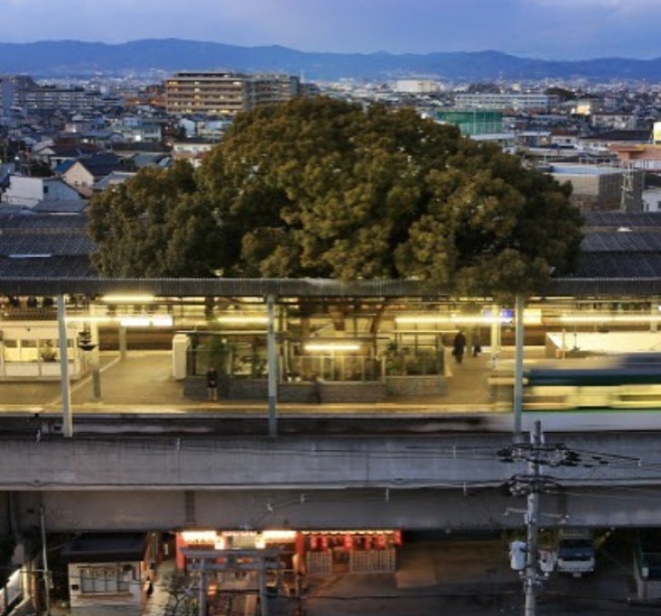 Het station Kayashima werd lang geleden geopend in 1910.