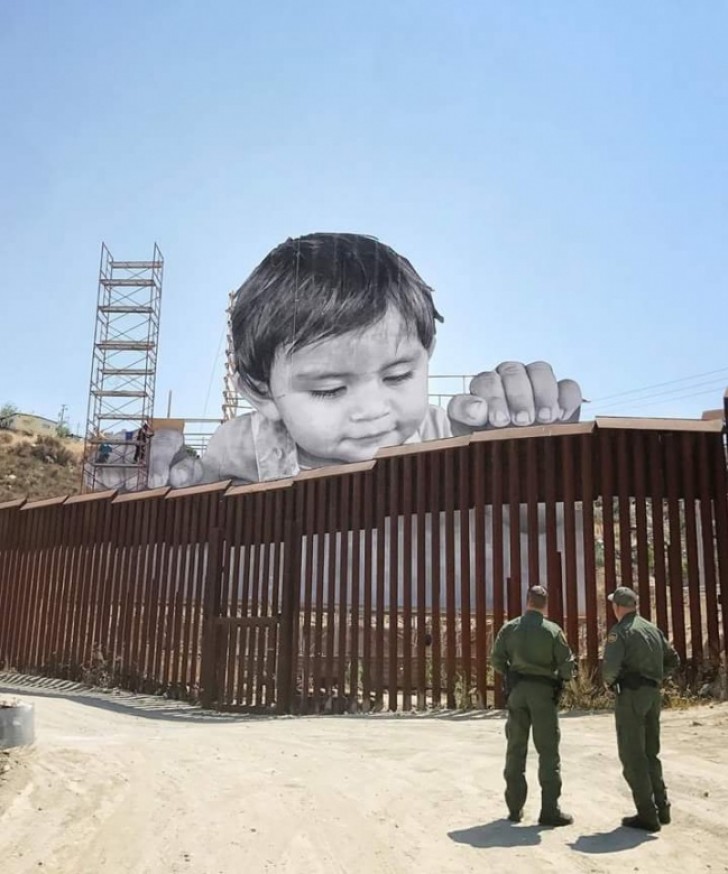 9. Het werk van een Frans-Mexicaanse kunstenaar dat er op wacht om te worden voltooid, op de muur waar zo hevig over gediscussieerd wordt.