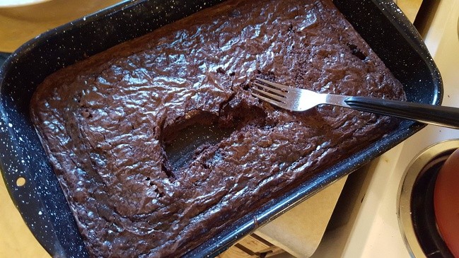 " Voilà comment ma copine mange la première bouchée de brownies à peine sortis du four..."